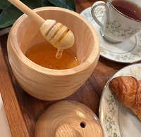 Cuillère à miel en bois de hêtre avec pot à miel pour servir le miel, le thé, le café, le petit-déjeuner, sur la table, naturel