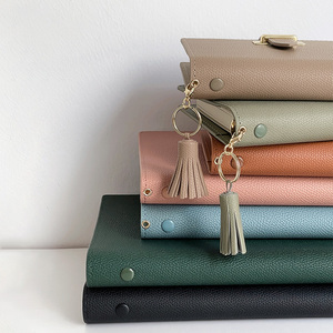 Carpeta de anillas A5 personalizada de primera calidad, cuaderno de cuero PU de tapa dura, planificador de negocios, diarios, juego de caja de regalo para mujer con logotipo personalizado - Product Image 4