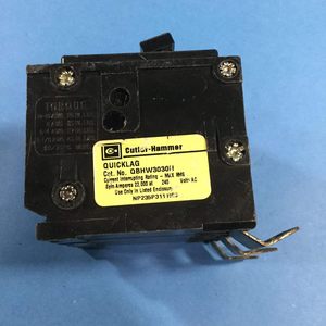 Interruptor de Circuito Eaton Cutler Hammer Quicklag de 30 Amperios y 3 Polos, Montaje en Panel, Tipo Estándar - Product Image 3