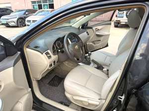 سيارة تويوتا كورولا سيدان مستعملة بناقل حركة يدوي وفتحة سقف - اقتصادية - Product Image 2