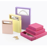 Boîte à bijoux suspendue multicolore en gros avec film transparent en PE et emballage assorti en manchon de papier