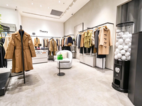Augmenter l'impact de la marque |   Décoration de boutique de mode et design d'intérieur de magasin de vêtements - Présentoirs pour espace commercial de luxe