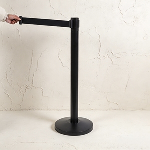 Poteau de guidage rétractable en fer avec ceinture, finition noire, hauteur totale 900 mm, pour magasin de détail - Product Image 1