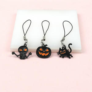<span class=keywords><strong>Halloween</strong></span> Unisex Handyband im Dark-Style mit Fledermaus-, Kürbis-, Hexen-, Katzen-Motiv, Sprühlackierung, Legierung-Anhänger, Hängekette - Product Image 3