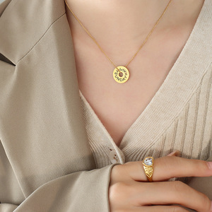 Nuova collana da donna con lettera vuota rotonda in acciaio inossidabile placcato oro 18 carati di alta qualità - Product Image 4