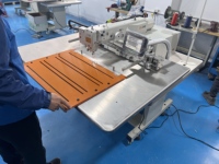Machine à coudre industrielle haute vitesse adaptée à la couture de matériaux lourds tels que les sacs, les bagages et les intérieurs automobiles.