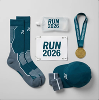 Kit de course personnalisé avec logo pour événements sportifs et marathons : ensemble de matériel promotionnel avec médaille, casquette, dossard, chaussettes et pochette d'hydratation pour les organisateurs de courses