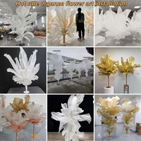 Installation artistique géante en soie faite à la main, de luxe et sur mesure, pour la décoration de la scène de mariage, de l'allée et comme centre de table, avec fleur géante décorative
