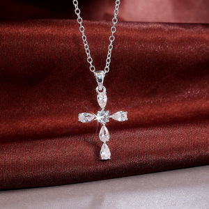 Collana con Ciondolo a Croce in Argento 925 Placcato Rodio con Cristalli e Strass, Gioiello Religioso Cristiano Unisex con Catena a Maglia - Product Image 1