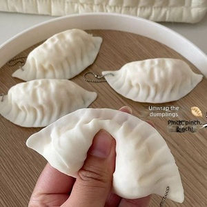 ของเล่นบีบนุ่มรูปเกี๊ยวน้ำยางดีไซน์สร้างสรรค์น่ารักเหมือนจริงช่วยคลายเครียดเป็นของขวัญแสนสนุกสำหรับนักเรียนและใช้เป็นอุปกรณ์ตกแต่งได้ - Product Image 1