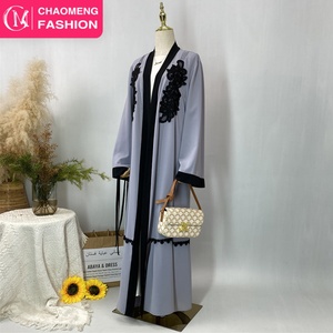 Abaya grise Modesty de Chaomengfashion pour femmes musulmanes, en tissu Nida, kaftan ouvert avec application florale sur la poitrine - Product Image 1