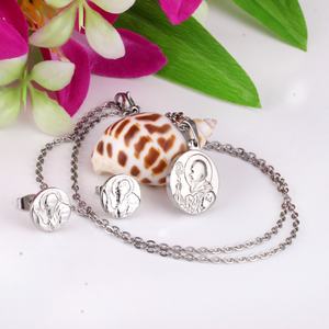 Bijoux en acier inoxydable plaqué or de luxe Roxi avec gravure personnalisée à prix abordable - Product Image 6