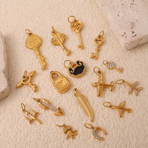 Colgantes de llave DIY europeos y americanos de acero inoxidable chapados en oro de 18 quilates con formas mixtas para la fabricación de collares - Product Image 1