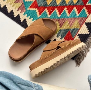 Sandales Birkenstock en daim marron pour l'été, avec broderie croisée et fermeture Velcro, antidérapantes, idéales pour les femmes en tenue décontractée professionnelle. - Product Image 1