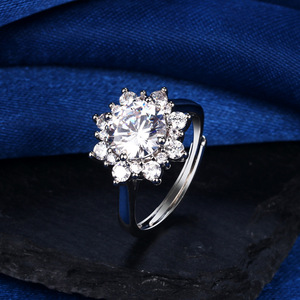 Sang Trọng <span class=keywords><strong>14K</strong></span> Vàng Cưới Engagement <span class=keywords><strong>Ring</strong></span> Cho Phụ Nữ 6.5Mm Vòng Cắt 1Carat VVS Moissanite Với Iced out Hoa Thiết Kế - Product Image 1