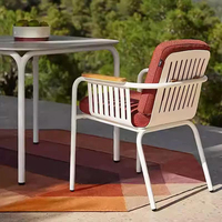 Ensemble de mobilier de jardin en corde tressée pour cour et balcon, style pastoral, résistant à l'eau et aux rayons UV, fabriqué par un fabricant de chaises de jardin.