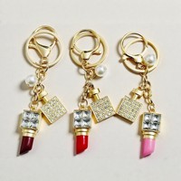 Porte-clés en métal pour femmes, pendentif bouteille de parfum et rouge à lèvres, breloque de sac en perles, logo personnalisé, vente en gros promotionnelle