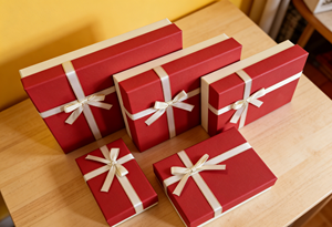 Caja de regalo de cartón roja y blanca con lazo de satén dorado, textura de alta calidad - Fábrica de embalaje de lujo con certificación FSC de Vietnam - Product Image 5