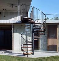 Escalier en colimaçon modulaire en fer pour extérieur de bâtiment, kit d'escalier en spirale préfabriqué en acier avec marches en bois, assemblage rapide, intérieur