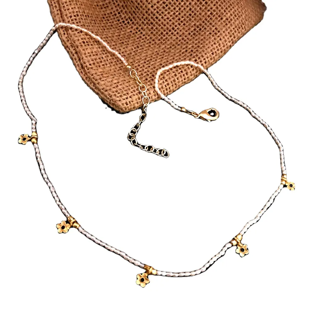 Collar de flores pequeñas chapadas en oro con cuentas de perlas, producto premium hecho a mano para niñas y hecho a mano SKU6812