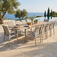 Table de repas extensible d'extérieur avec lattes en bois à effet grain de bois et cadre thermolaqué pour jardin
