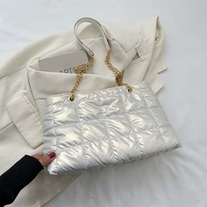 Sac fourre-tout matelassé noir avec bandoulière chaîne, en polyester résistant à l'eau, sac à bandoulière pour femme, usage quotidien, toutes saisons - Product Image 4