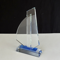 Trophée en verre de cristal optique en forme de bateau à voile personnalisé avec MH-NJ0384 de base bleue