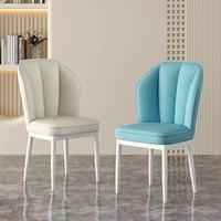Chaise de Salle à Manger Nordique Moderne Abordable avec Rembourrage et Structure Métallique en Cuir PU pour Salons