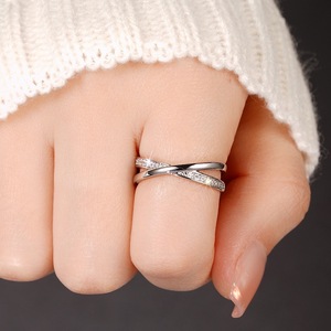 Anello Geometrico Multistrato con Zirconi per Donne, Elegante Gioiello da Dito per Matrimoni e Moda - Product Image 2