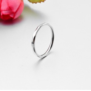 Anillo de acero de titanio para mujer, estilo minimalista con forma de diamante de 2 mm, un accesorio popular y de moda en Europa y América, perfecto para una - Product Image 3