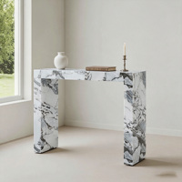 Table console en marbre Calacatta veiné audacieux, tout-en-un, en forme de U, avec plateau épais, style minimaliste et luxueux, pour l'entrée.
