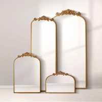 Miroir mural de forme irrégulière vintage orné d'or antique de luxe moderne de qualité supérieure inspiré du baroque