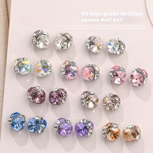 हस्तनिर्मित छोटी लक्जरी सफेद प्रकाश हीरे की गेंद 3 डी फ्लैश मैनीक्योर गहने के लिए 9 क्रिस्टल - Product Image 1