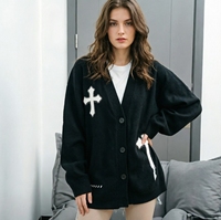 Cardigan en tricot noir à motif croisé - Pull oversize à col en V avec détails à pompons, style streetwear japonais pour femmes et hommes