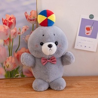 Peluche de phoque de cirque gris mignon en gros d'usine avec balle colorée sur la tête pour les jeux quotidiens des enfants