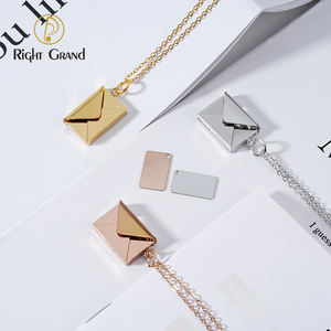 Gioielli per Coppia Regali di San Valentino Medaglione Apribile a Busta Placcato Oro in Acciaio Inossidabile con Fessure per Messaggi d'Amore - Product Image 1