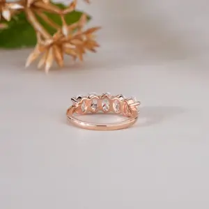 Impresionante Anillo de Aniversario de Cinco Piedras de Moissanita con Corte Ovalado en Oro Rosa, Anillo de Boda con Garras Compartidas Audaces para Mujer, Joyería Elegante - Product Image 2