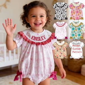 Yihui OEM Sans <span class=keywords><strong>Tarif</strong></span> Nouvelle Collection Élégante Barboteuse Courte à Manches Courtes en Coton Gris avec Lettres Brodées Personnalisée pour Filles - Product Image 4