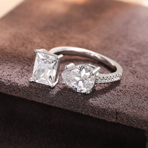 Anello Geometrico a Goccia Aperto e Regolabile con Design Quadrato per Donne - Product Image 1