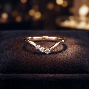 Bague de mariage en or 10K, 14K, 18K ou en argent 925, 935 avec diamant de laboratoire en forme de V et trois pierres en chevron - Product Image 1