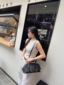 Sacs à main en cuir en gros, MOQ 100, sacs en cuir véritable, sourcing boutique française, logo personnalisé, sac bandoulière minimaliste - Product Image 2