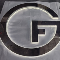 Lettres rétroéclairées à finition métallique avec halo LED : Solution personnalisée pour l'identité de marque