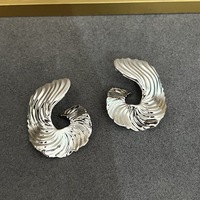 Boucles d'oreilles en cuivre plaqué, style abstrait et simple, texture exagérée, pétales irréguliers, design de niche