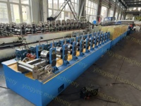 Vente chaude Machine de formage de rouleaux de porte à enroulement en PU / Ligne de production de lattes de porte isolées en acier galvanisé en PU