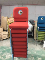 Silla de hierro apilable de lujo cómoda multicolor con almohadilla trasera sillas de púlpito de iglesia para Iglesia