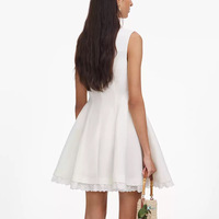 Robe mini sans manches blanche haut de gamme pour femme, nouvelle collection été, élégante, style preppy, avec empiècements en dentelle, coupe trapèze, poches et boutons, idéale pour le quotidien, taille XS, qui flattere la silhouette.