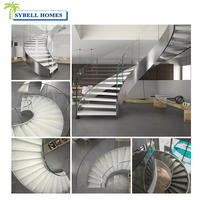 Escalier contemporain de taille moyenne, tendance, en bois de caoutchouc, avec marches incurvées en verre