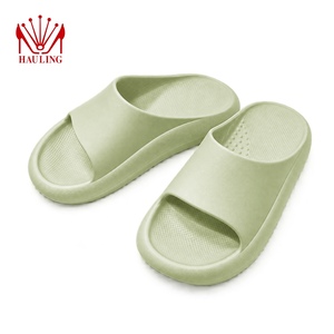 Claquettes légères à semelle épaisse en EVA avec coussinets imperméables et design antidérapant pour la maison, l'extérieur et la famille. - Product Image 6