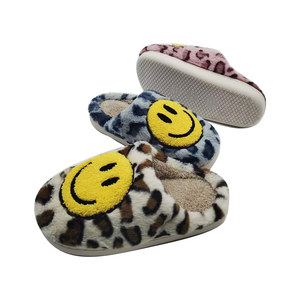 Venta al por mayor de Zapatillas de casa de espuma viscoelástica antideslizante de pana Shu para mujer, suela exterior de TPR con bordado de cara sonriente, piel de felpa - Product Image 6