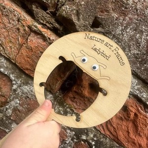 Khung nghệ thuật bằng gỗ tự nhiên mới cho trẻ em truyền cảm hứng cho trí tưởng tượng với ong và bướm làm từ gỗ thủ công - Product Image 5